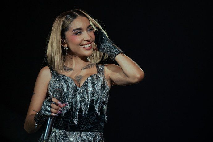 Crecen las versiones que ubican a María Becerra como la principal candidata para interpretar el himno nacional argentino antes del inicio del partido entre Argentina y España en la final del Mundial 2026. 