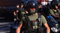 Protocolo Antipiquete: polémica por policía con la bandera libertaria en su uniforme.