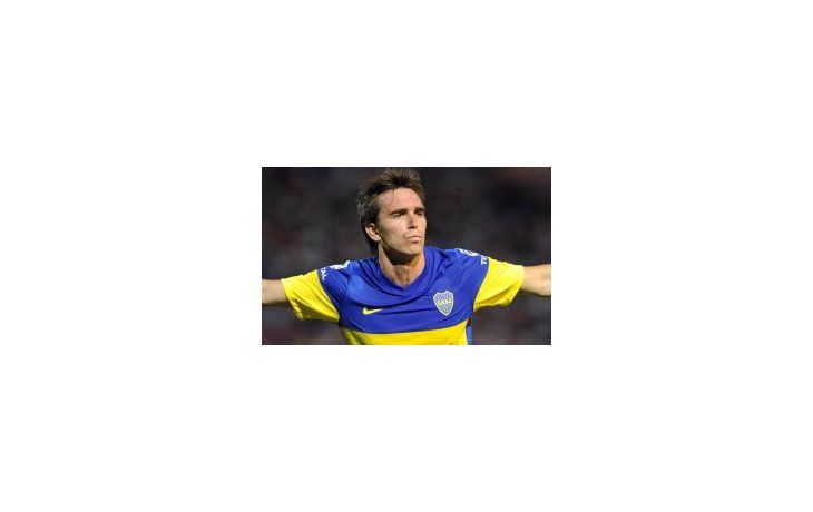 El gol menos pensado. El partido estaba para River, pero Mouche, quien habitualmente es el lanzador del centro, esta vez recibió de Erviti y anotó de cabeza.