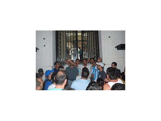 El grupo de policías que llevó adelante la negociación con El acuerdo con los policías pamepeanos llegó en medio de aplausos, bombas de estruendos y abrazos. (foto: gentileza Diario de La Pampa)