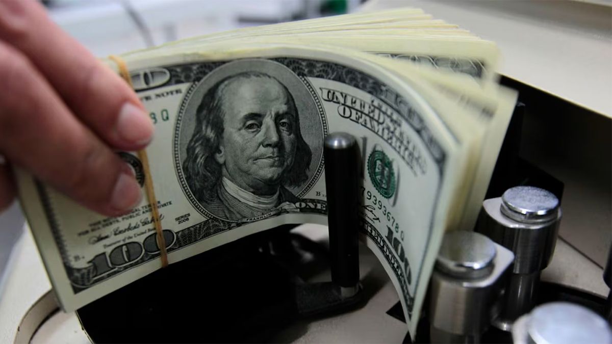 The global dollar rose and continues to recover ground