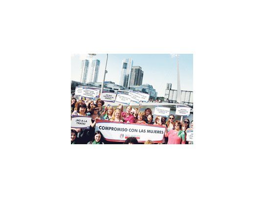 Margarita Stolbizer reclamó ayer en el Puente de la Mujer en Puerto Madero, junto a la socialista Gabriela Troiano, María Luisa Storani, Liliana Piani y Gladis Villalba, que se declare la emergencia nacional por violencia de género.