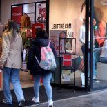 Atentos a las rebajas y descuentos, los consumidores salen a comrpar para el próximo Día del Padre. Atentos a las rebajas y descuentos, los consumidores salen a comrpar para el próximo Día del Padre.