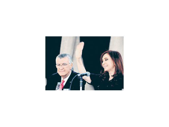 La Presidente se comunicó con tres gobernadores vía teleconferencia, acompañada por el sanjuanino José Luis Gioja.
