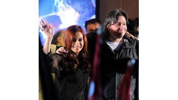 La presidente Cristina de Kirchner, abrazada con su hijo Máximo, saludan a una Plaza de Mayo tras el triunfo en las elecciones del 23 de octubre de 2011.