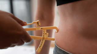 Alimentos claves que ayudan a&nbsp;reducir la grasa abdominal&nbsp;para cuidar la salud.