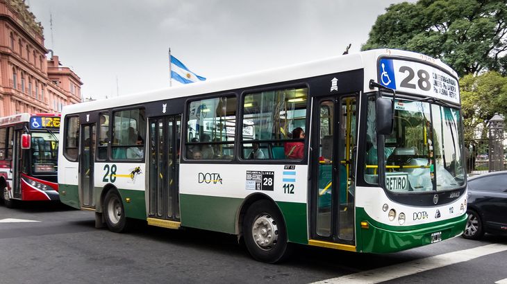 El costo del colectivo se disparó y el AMBA perdió 28 millones de viajes.