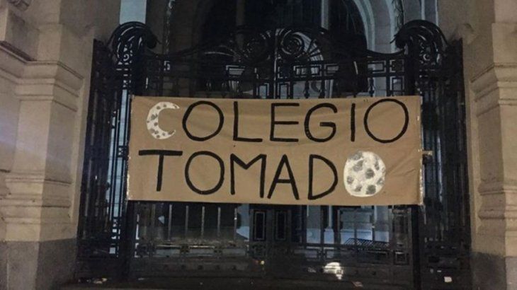 La medida se definió poco después de que estudiantes decidieran tomar el Colegio Nacional de Buenos Aires y del Carlos Pellegrini. La medida se definió poco después de que estudiantes decidieran tomar el Colegio Nacional de Buenos Aires y del Carlos Pellegrini.