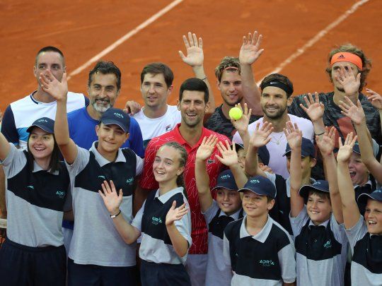 CUESTIONADO. Djokovic desoy&oacute; las recomendaciones de distanciamiento social por la pandemia y realiz&oacute; una torneo exhibici&oacute;n en los Balcanes. Incluso el ministro de Salud bonaerense, Daniel Goll&aacute;n, lo cuestion&oacute;.