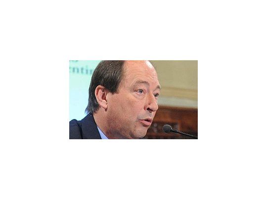 Sanz consideró que la respuesta a los cacerolazos es corregir errores.