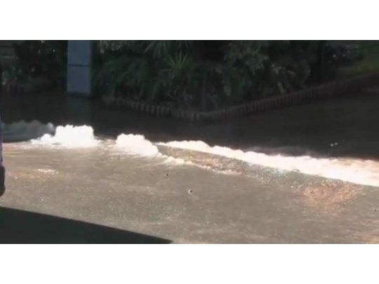 Rotura de un caño maestro causó inundaciones y cortes de tránsito en Palermo
