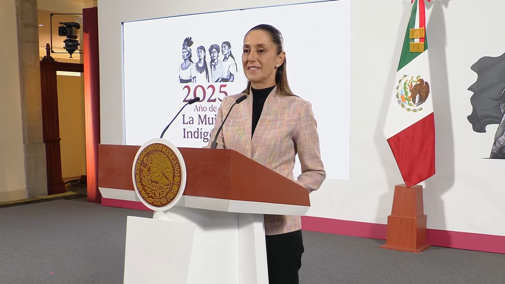 Claudia Sheinbaum brinda la Mañanera del Pueblo de este viernes.