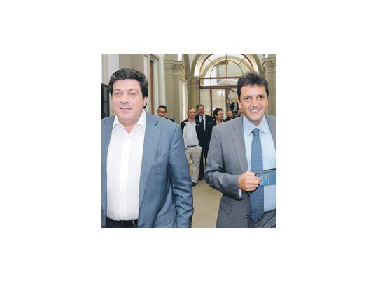 Gabriel Mariotto y Sergio Massa ayer en el Senado.