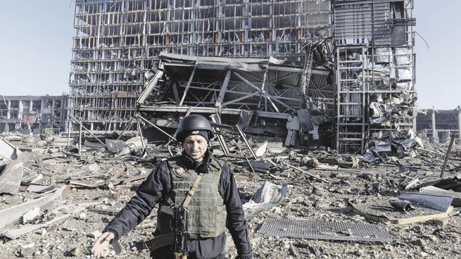 DESTRUCCIÓN. Las autoridades de Kiev ordenaron el toque de queda luego que Rusia bombardeara los suburbios de la capital. El alcalde de la capital, Vitali Kitschko, descartó su rendición.