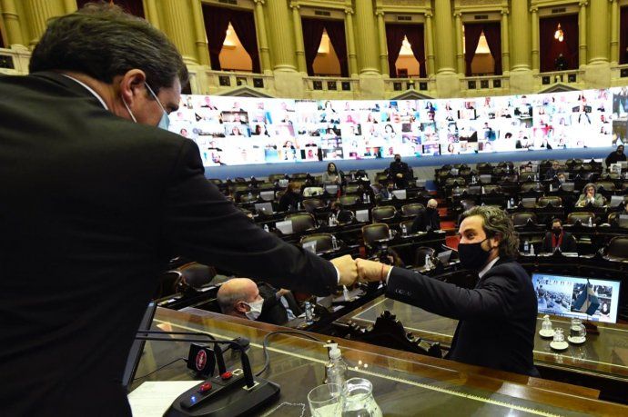 La última vez que Santiago Cafiero visitó la Cámara de Diputados que presi Sergio Massa fue el 30 de julio de 2020, cuando respondió 1.899 preguntas de todos los legisladores. La mayor cantidad de interrogantes fueron realizados por los integrantes del bloque PRO (892), seguido por la UCR (601) y la Coalición Cívica (168).