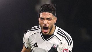 Raúl Jiménez le convirtió de penal al Manchester United, lo que representó su gol 200 en su carrera como profesional. Raúl Jiménez le convirtió de penal al Manchester United, lo que representó su gol 200 en su carrera como profesional.