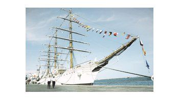 ámbito.com | El sospechado juez Richard Adjei Frimpong decidirá el lunes si ordena movilizar la fragata Libertad a un lugar del puerto de Tema donde «moleste menos» al tráfico comercial. Descuenta que el buque permanecerá en Ghana mucho tiempo.
