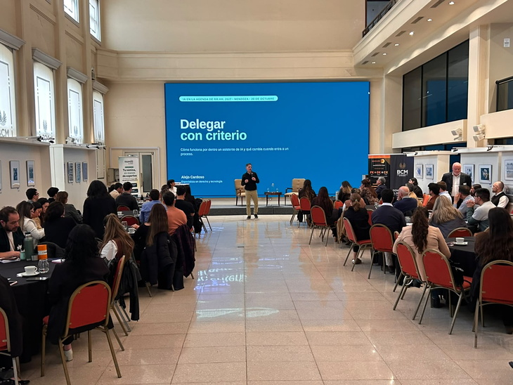Alejo Cardoso recomendó desarrollar proyectos de IA más acotados y especializados para mejorar la eficiencia y reducir costos. “Realmente se trabaja mucho mejor con proyectos más chicos, más especializados, consumen menos, son más eficientes”, explicó. Alejo Cardoso recomendó desarrollar proyectos de IA más acotados y especializados para mejorar la eficiencia y reducir costos. “Realmente se trabaja mucho mejor con proyectos más chicos, más especializados, consumen menos, son más eficientes”, explicó.