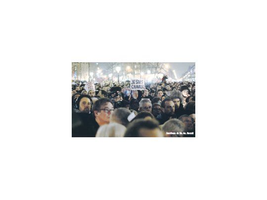 Una multitud expresó apoyo a la prensa