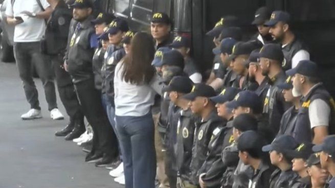 Victoria Villarruel y su saludo con las fuerzas policiales.