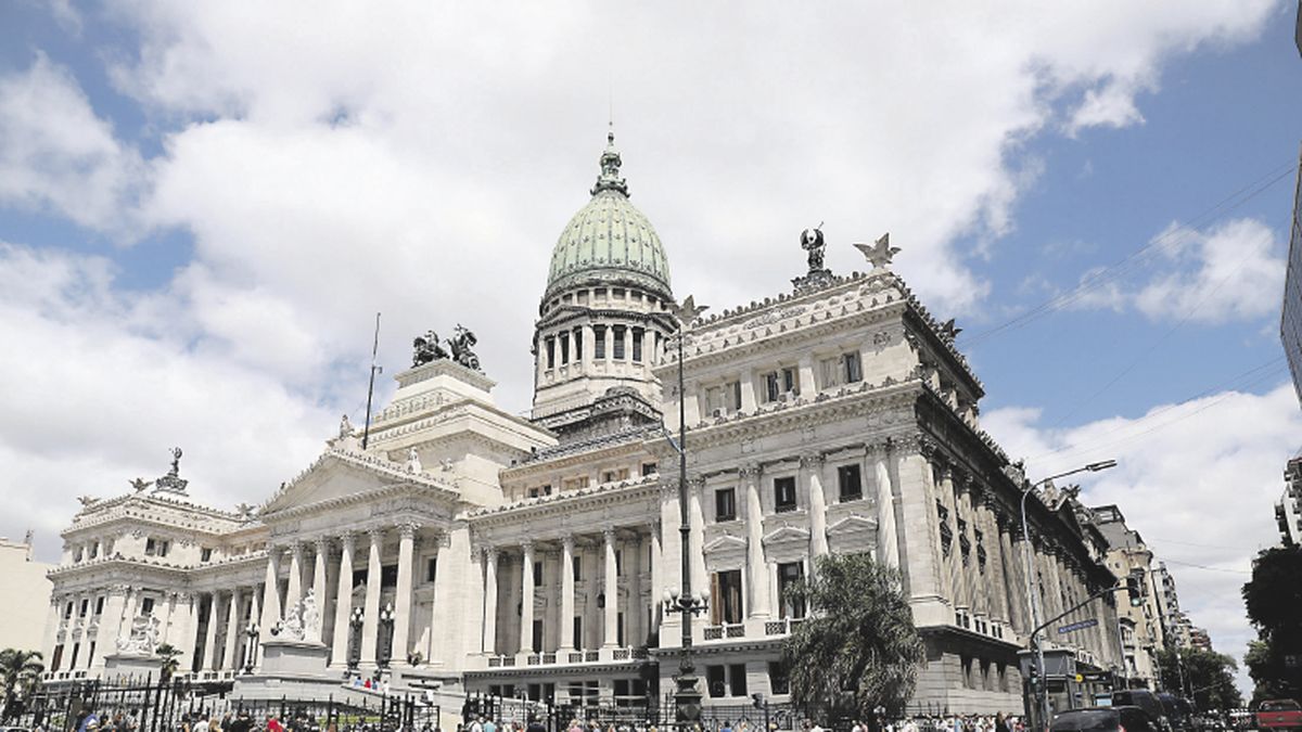 The provinces achieve a surplus while the national State has a deficit