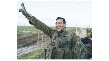 ámbito.com | Un soldado israelí hace la señal de la victoria al emprender la retirada de la Franja de Gaza. La tregua que rige desde ayer es frágil y requerirá de un activo seguimiento de la comunidad internacional.