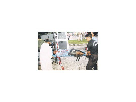 El ataque perpetrado contra una comisaría se produjo en la víspera del primer aniversariodel asalto terrorista a la Mezquita Roja, en el que murieron centenares de personas. En ellugar del suceso se podían ver pedazos de cuerpos, charcos de sangre y gorras policiales.