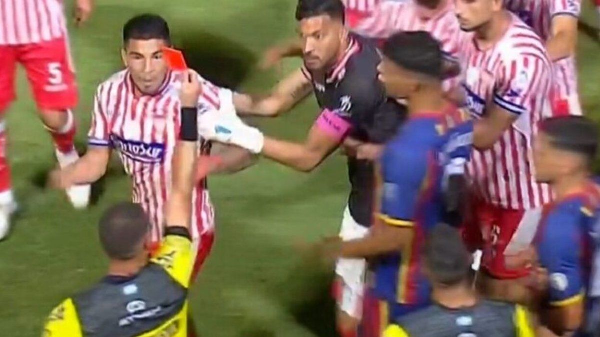 Foolishness in promotion: the Los Andes goalkeeper was sent off for hitting a teammate and then the red card was annulled