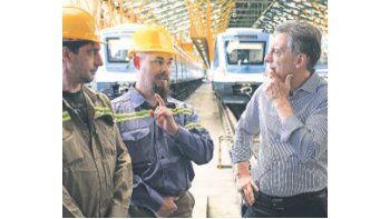 Encuentro. Lo mantuvo ayer Macri con operarios de los talleres ferroviarios de Llavallol.