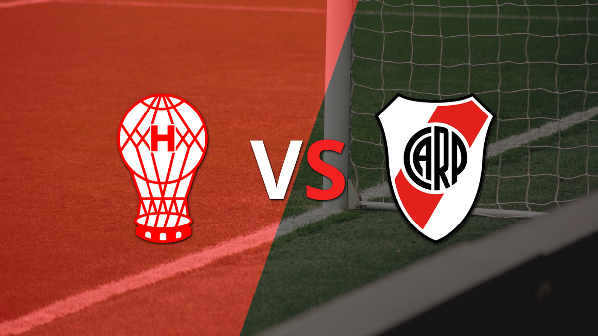 The match between Huracán and River Plate begins in La Quema
