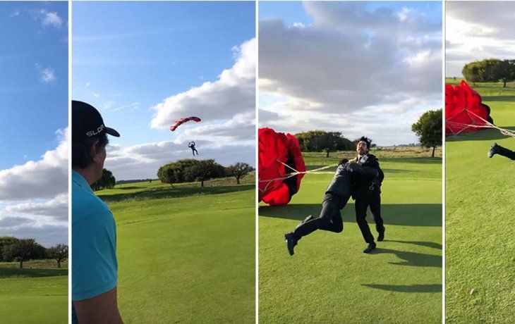 desesperado paracaidista sorprende a un grupo de empresarios mientras juegan al golf