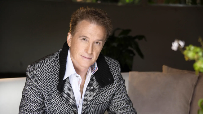 Emmanuel es un reconocido cantante y emppresario de la CDMX.
