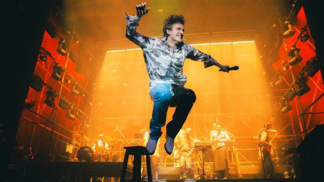 Louta, el artista argentino de 31 años, realizó una explosiva performance para presentar su álbum Un Instante.