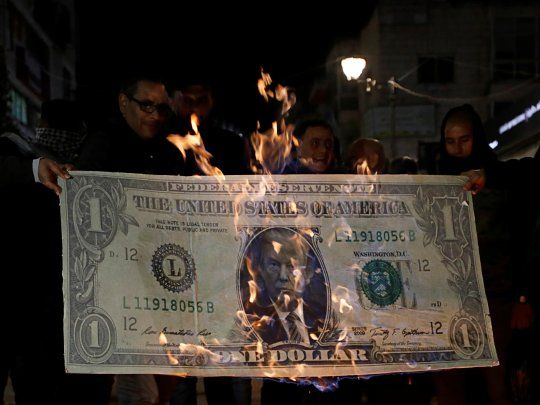 Palestinos quemaron im&aacute;genes de Donald Trump y de Benjam&iacute;n Netanyahu.