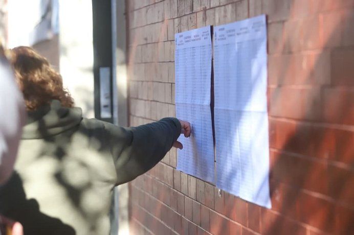 En caso de no votar, debe justificarse la ausencia. 
