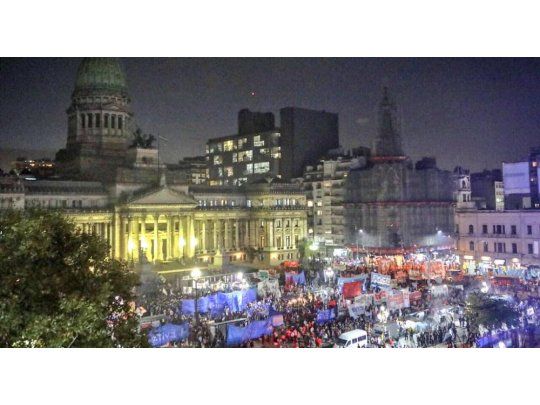 Agrupaciones políticas, sociales y sindicales convocaron a la movilización contra el aumento de tarifas.