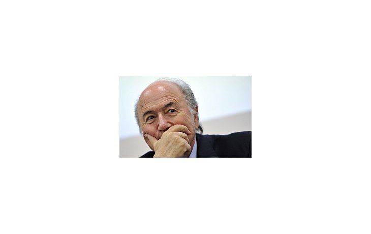 Blatter aseguró que los insultos en el terreno de juego deben solucionarse con un apretón de manos.