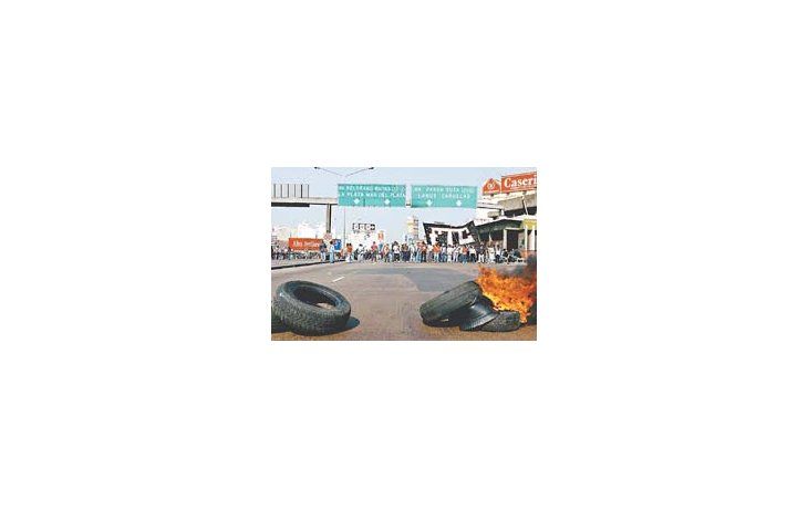 ámbito.com | El Puente Pueyrredón será mañana el escenario de una puja política entre dos grupos antagónicos: unos, oficialistas, otros, duros.