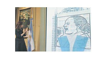ámbito.com | Cristina de Kirchner durante la presentación, en Casa Rosada, del mural -a escala- que luego se instaló en las paredes del Ministerio de Desarrollo Social.