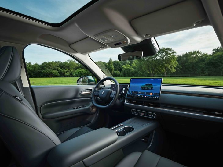 El interior del Ora 5 HEV apuesta a una experiencia digital, con una doble pantalla integrada: un tablero de 10,25 pulgadas y una central multimedia de 14,6 pulgadas. El interior del Ora 5 HEV apuesta a una experiencia digital, con una doble pantalla integrada: un tablero de 10,25 pulgadas y una central multimedia de 14,6 pulgadas.