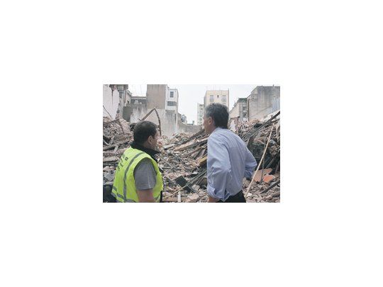 Mauricio Macri ayer observó los trabajos de demolición del edificio de la calle Bartolomé Mitre, en el centro porteño, y anunció que el Gobierno , a través de una expropiación, les dará a los damnificados el valor de los departamentos que perdieron.