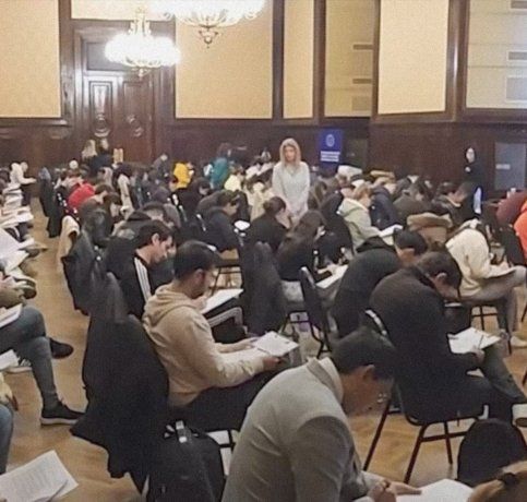 El escándalo incluyó el uso de tecnología para copiar durante el examen nacional. El escándalo incluyó el uso de tecnología para copiar durante el examen nacional.