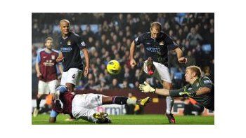 Puntero. Pablo Zabaleta y un intento de Manchester City por superar a Aston Villa.
