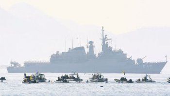 ámbito.com | CUSTODIA.  Un buque militar vigila la maratón de aguas abiertas en Copacabana. Fueron desplegados 80.000 agentes para garantizar la seguridad en la ciudad.
