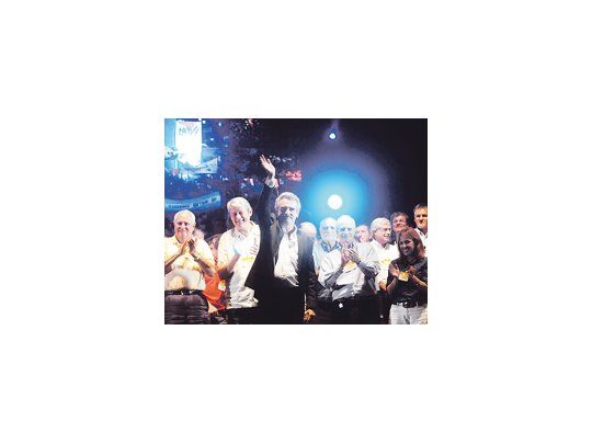 El diputado lanzó ayer oficialmente su precandidatura a gobernador de Santa Fe en un acto en Rosario al que asistieron más de 20.000 personas.