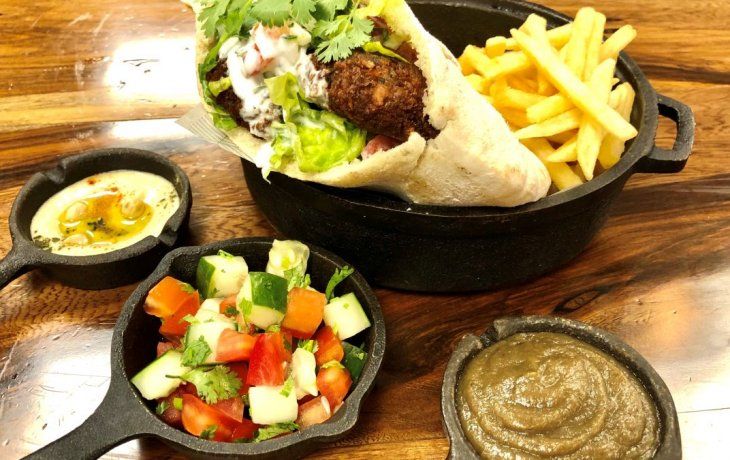 Falafel en pan pita, salsas y dips, clásicos de la cocina de Israel.&nbsp;