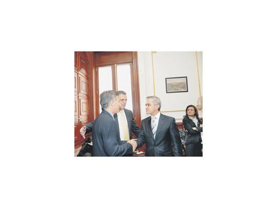 Mauricio Macri ayer en la asunción de su colega del Distrito Federal de México, Miguel Ángel Mancera, y el saludo al saliente mandatario, Marcelo Ebrand.