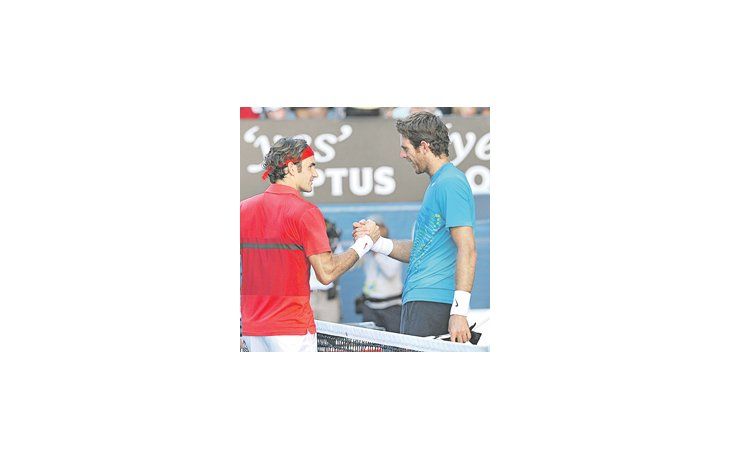 Del Potro se saludó con Federer tras la derrota. «Se aprende mucho de estos partidos», se sinceró «La Torre de Tandil».