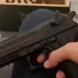 Alarma en un colegio de Recoleta: un alumno de 13 años publicó una foto con un arma. Alarma en un colegio de Recoleta: un alumno de 13 años publicó una foto con un arma.