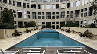 Vista del patio interior y la piscina principal hoy. Fue diseñado por Mario Palanti, el mismo arquitecto del Barolo, y nacido como emblema de Chrysler. Se reconvirtió y ahora hay viviendas en venta y alquiler allí (Foto: @buenosairesalpaso IG) Vista del patio interior y la piscina principal hoy. Fue diseñado por Mario Palanti, el mismo arquitecto del Barolo, y nacido como emblema de Chrysler. Se reconvirtió y ahora hay viviendas en venta y alquiler allí (Foto: @buenosairesalpaso IG)